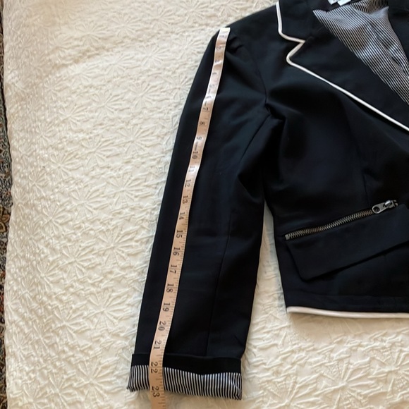 Fabulous black blazer w/white piping and B&W striped lining & fabulous detail. - Picture 11 of 16